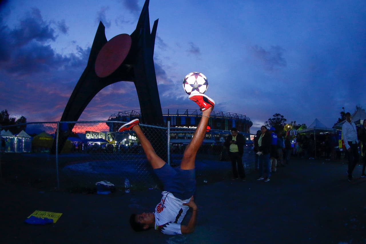 Mientras cae el sol los aficionados seguían llegando al 'Coloso de Santa Úrsula'. Aquí un acróbata del esférico.