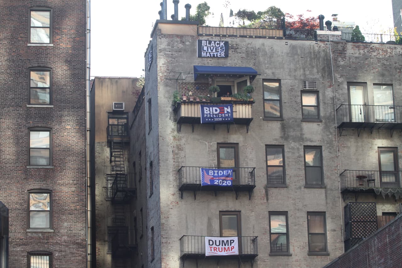 Edificio en la West 96 y Broadway muestra varias pancartas con apoyo al movimiento Black Lives Matter, la candidatura de Joe Biden y Kamala Harris y otra que dice que 'Dump Trump' (Boten a Trump, en español).