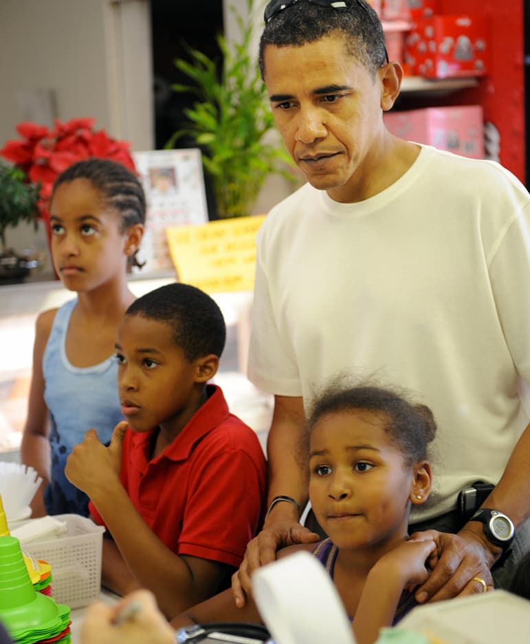 Todas las niñas disfrutan de un helado, así lo hicieron también Malia y Sasha, durante las vacaciones de invierno de 2008. Fueron con su papá por un postre a la heladería Hawai'i Kai en Hawaii.