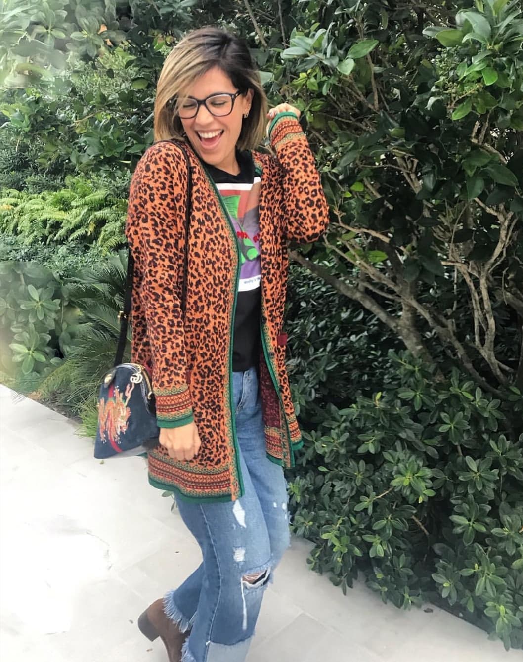 Despierta tu lado salvaje con el ‘animal print’. Los expertos han mencionado que este tipo de estampado suele ser arriesgado cuando no se logra un equilibrio, este no es el caso de Karlita, ya que porta el gráfico de leopardo con sutileza combinado con unos jeans desgastados, botines, camiseta y una bonita bolsa bordada.