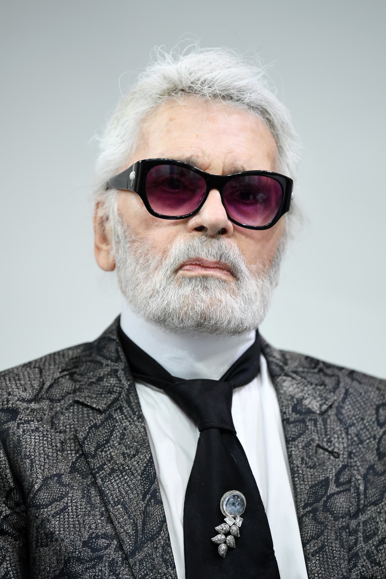 Karl Lagerfeldl, el icónico diseñador de modas y director creativo de las casas Chanel y Fendi, murió este 19 de febrero en París, a los 85 años de edad, presuntamente a consecuencia de cáncer de páncreas.
<br>