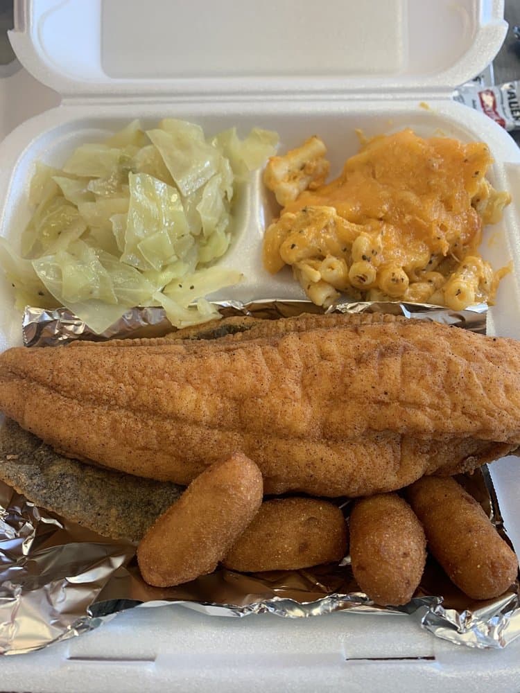 <b>The Fish House Eatery </b>
<br>Dirección: 841 Perry Rd. Apex, NC. 27502 
<br>Teléfono: (919) 367-6131
<br>
<b><a href="https://www.yelp.com/map/the-fish-house-eatery-apex">Cómo llegar</a></b>
<br>
<br>Un usuario de Yelp dijo: “No he encontrado un lugar como The Fish House Eatery en mucho tiempo. No dejes que el nombre te engañe porque además de sus mariscos, también ofrecen una amplia variedad de guarniciones y clásicos que no son mariscos”.