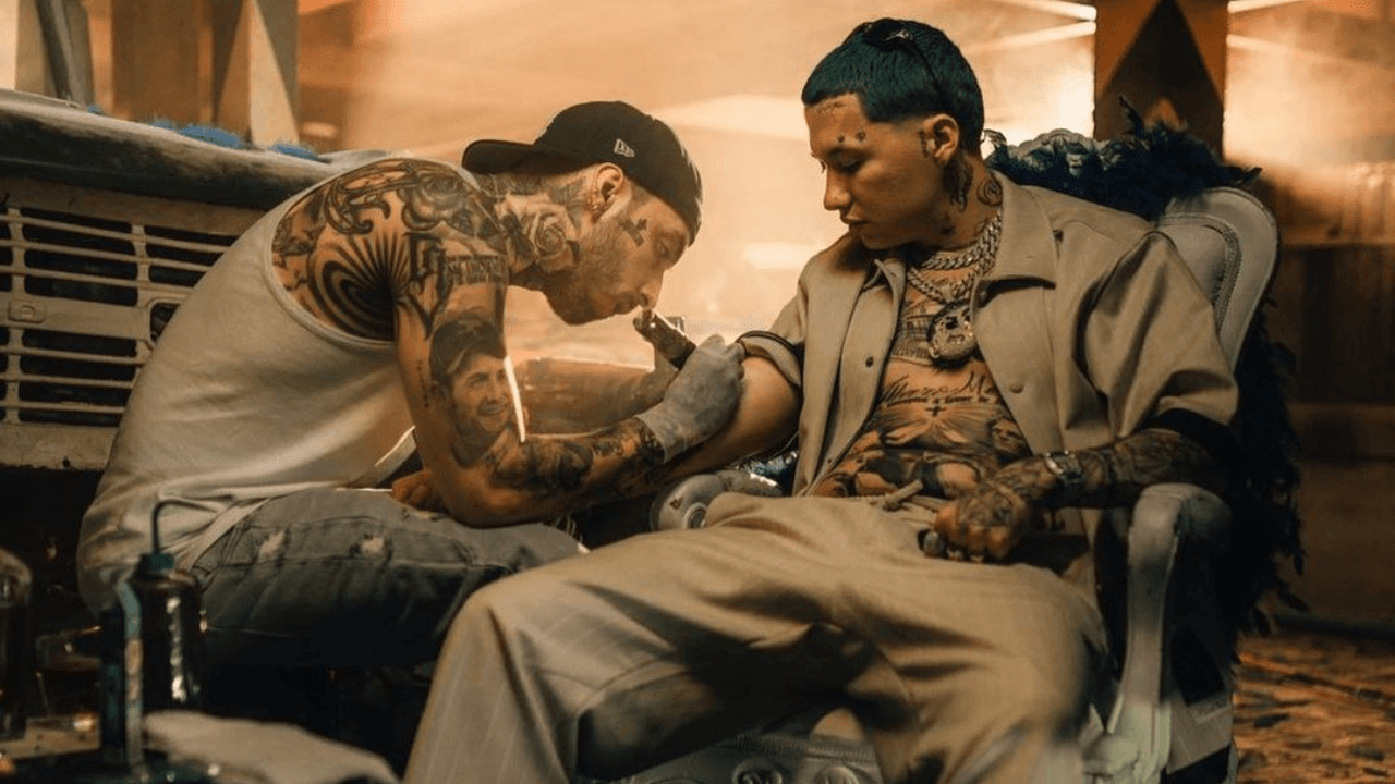 Blessd: para el lanzamiento de su canción junto a Peso Pluma, se hizo un tatuaje en el brazo derecho, con la frase 'Las Morras'.