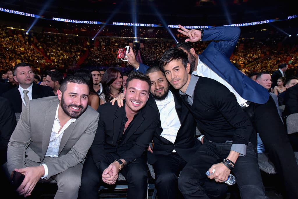 Ese segundo año el cantante de género urbano se la pasó muy bien durante la premiación, pues pudo convivir con sus colegas, entre los que destacan Enrique Iglesias.