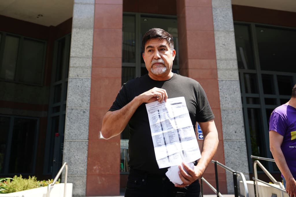 <b>David Huerta</b>, presidente del Sindicato Internacional de Empleados de Servicios
<b>(SEIU)</b> de California,
<b>recuperó la libertad este lunes</b>, tras el pago de una
<b>fianza de 50,000 dólares</b>, que le impuso un juez en la corte federal en Los Ángeles.
<br>
<br>Hace 58 años que nació en Los Ángeles, pero
<b><a href="https://www.univision.com/noticias/arresto-de-david-huerta-quien-es-el-influyente-lider-sindical-que-alzo-la-voz-contra-ice-video" target="_blank">el viernes 6 de junio, mientras protestaba frente a un almacén en el que agentes de ICE realizaban un operativo, Huerta fue arrestado</a></b> y acusado de obstruir a un agente federal durante un operativo migratorio.