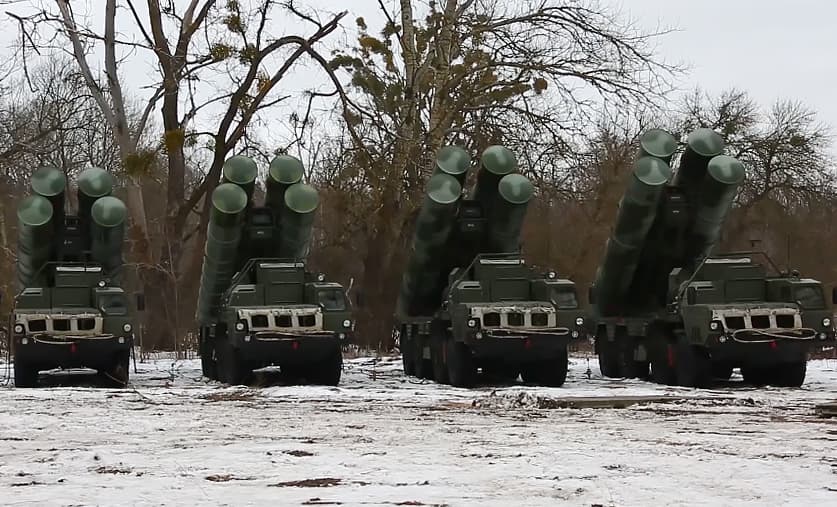 En la imagen pueden verse los sistema de defensa aérea S-400 como parte del despliegue ruso en Bielorrusia, que se considera
<b>el mayor desde la Guerra Fría. </b>