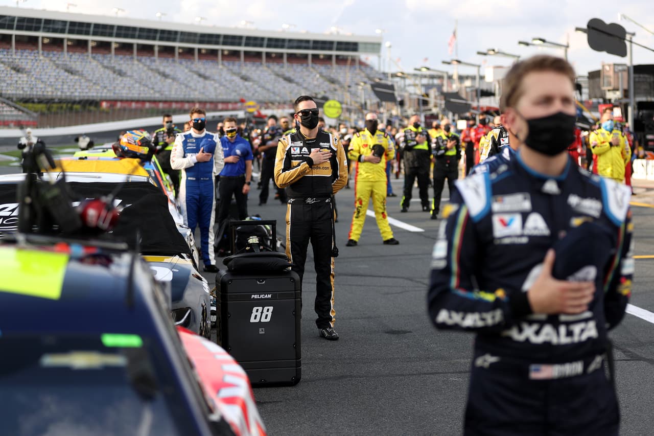 Aunque la carrera 500k de la Nascar Cup fue programada para la noche del miércoles, esta se llevó a cabo el jueves debido al impacto de la tormenta tropical Bertha.