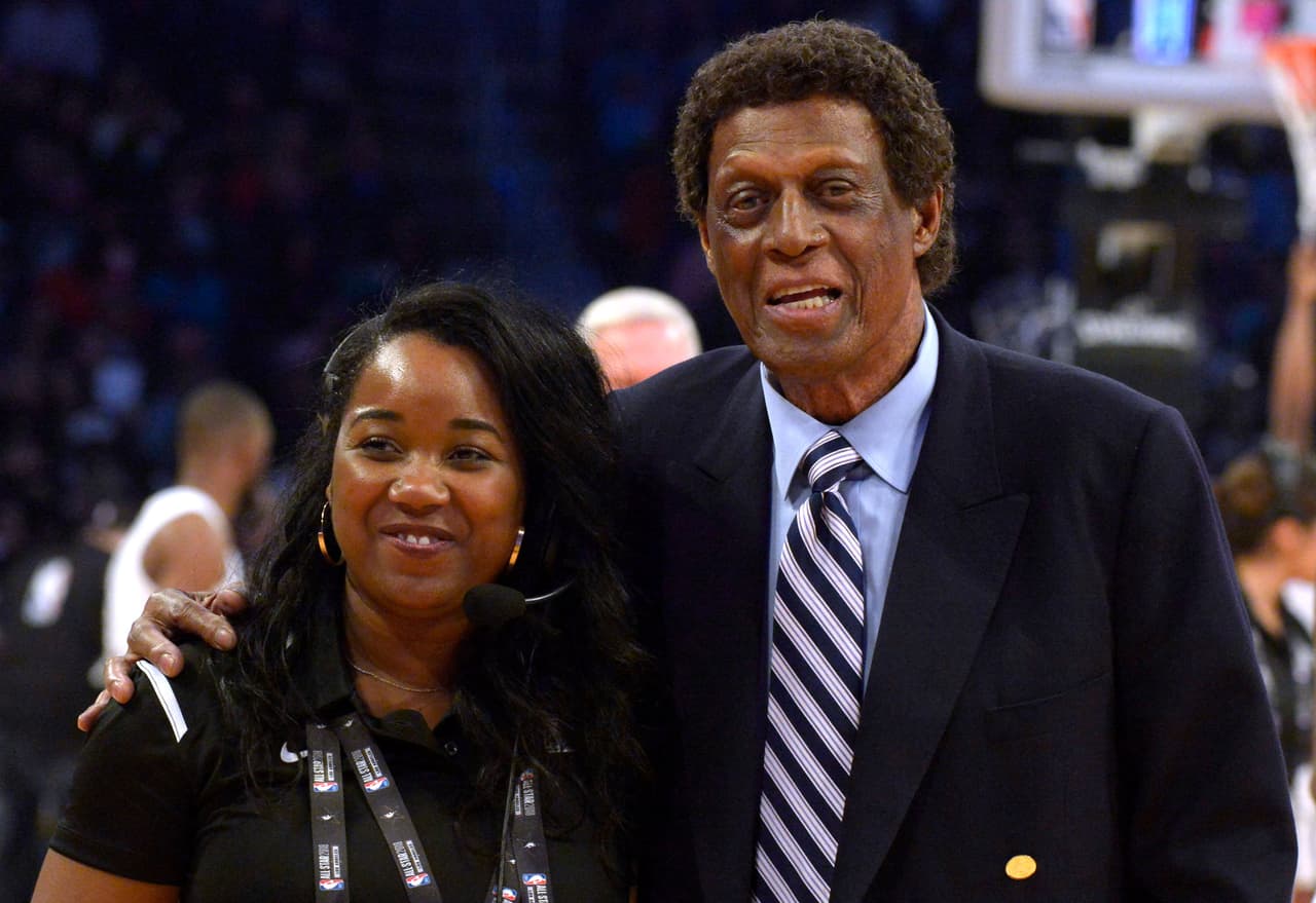 <b>Elgin Baylor, 86 años</b>
<br>
<br>Basquetbolista
<br>
<br>(16 septiembre 1934 - 22 de marzo 2021)
<br>
<br>Fue once veces All-Star de la NBA con el equipo de los Lakers. Se destacó durante la década de 1960 con un estilo de baloncesto de alto puntaje que se convirtió en el modelo para el juego moderno.
<br>