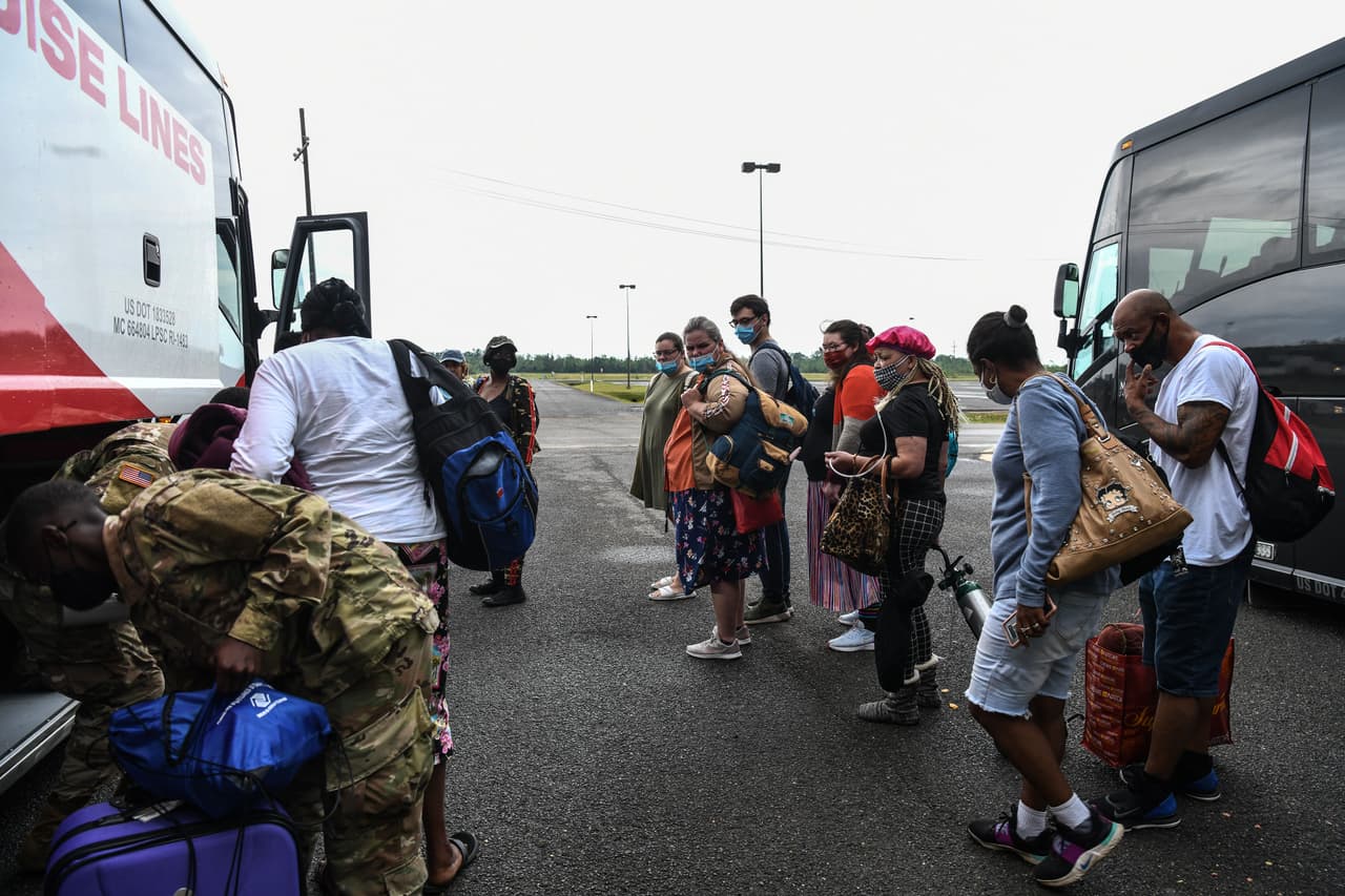 Residentes de Lake Charles hacen fila para salir de la ciudad antes de la llegada de Delta. Este será el cuarto huracán en tocar tierra en Louisiana este año. Esta temporada llegaron a las costas de este estado los huracanes Cristóbal, Marco y Laura.
<br>