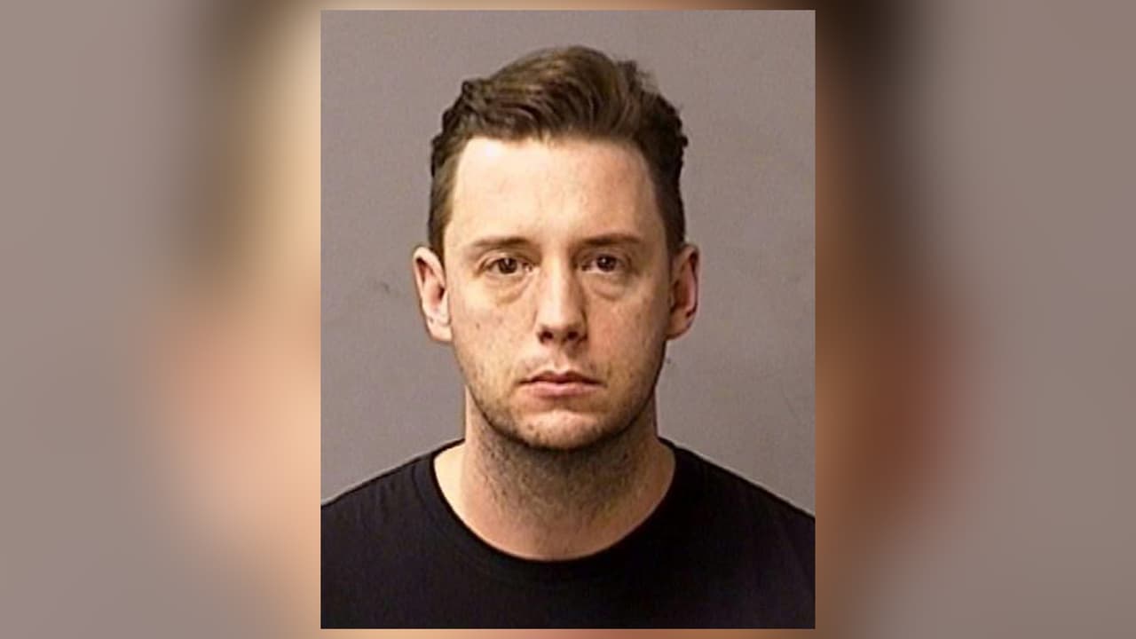 Acusan a maestro de música de delitos sexuales contra un exestudiante