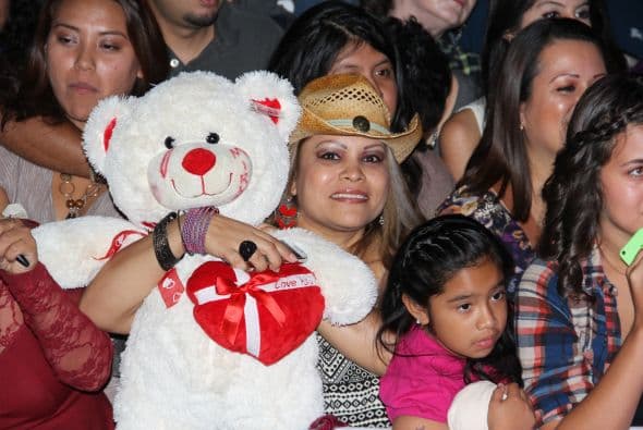 El Dasa revolucionó Phoenix con su voz y carisma, enloqueciendo a miles de fans que los esperaban ansiosas. El chulo causó furor con sus movimientos sexy y desafió seguridad para acercarse y bailar con sus consentidas.