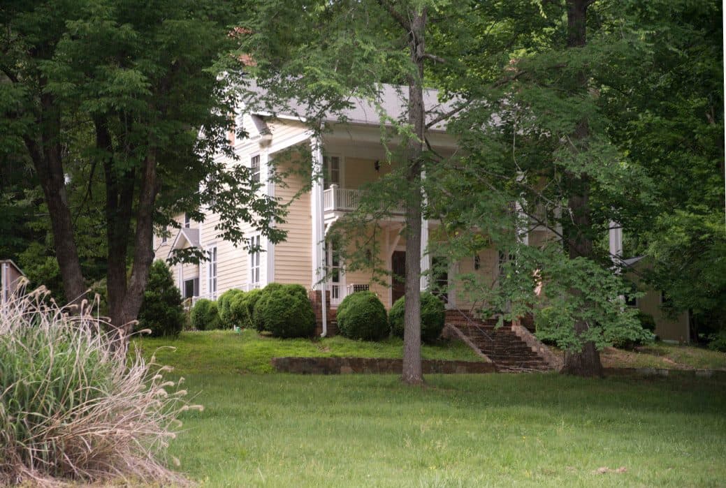 El anfitrión del tour describirá la historia, las leyendas nativas y poscoloniales y numerosos fantasmas reportados en hogares o en el área, como una dama perfumada en la antigua casa de Hamilton y Old Poplar, una casa con más de una docena de espíritus variados.