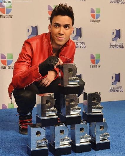 Poco a poco su estilo fue creciendo como espuma, así como la fama, los contratos, los conciertos y su reconocimiento en la industria musical.