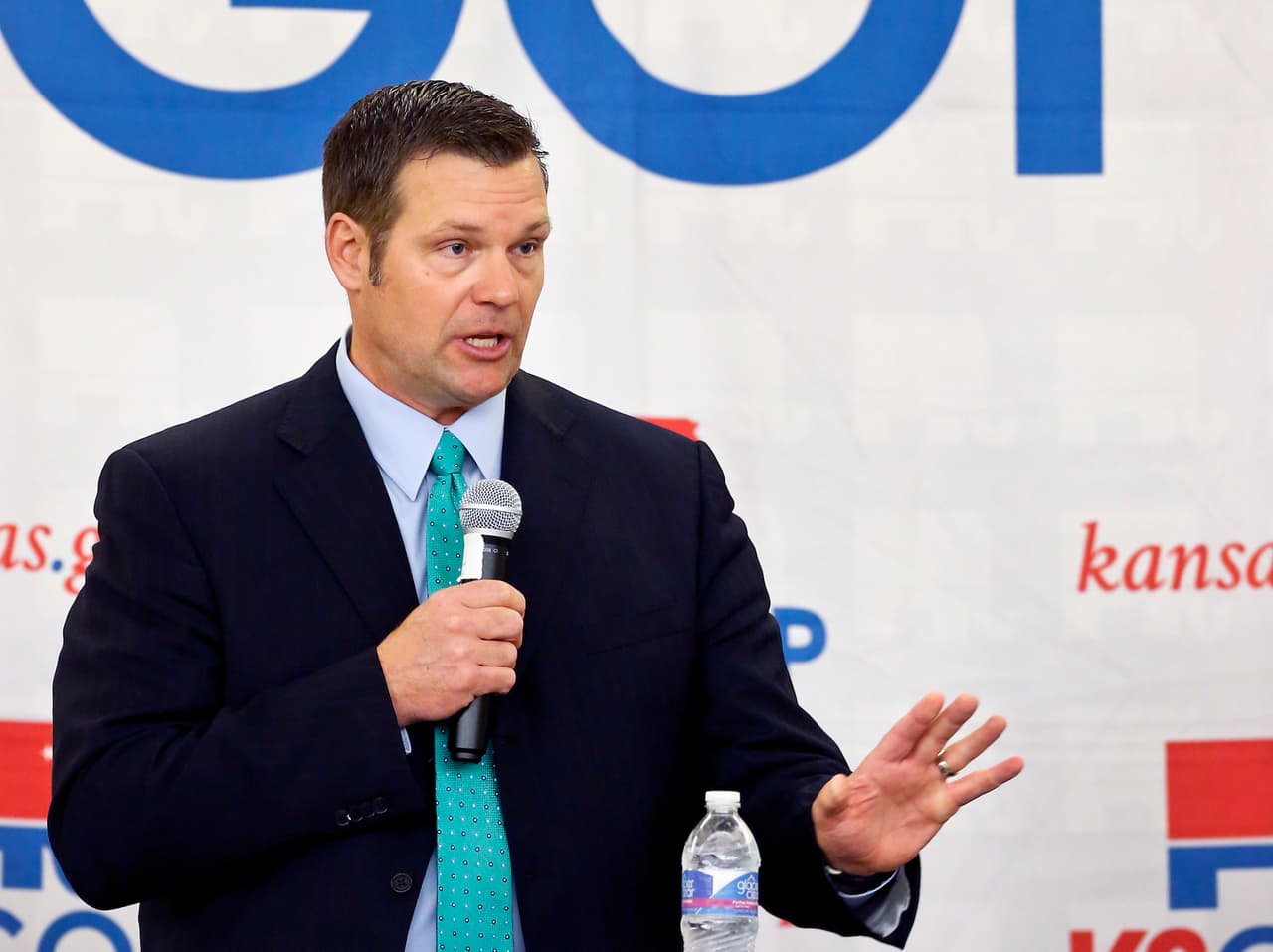 Candidato antiinmigrante apoyado por Trump lidera por un puñado de votos la primaria republicana en Kansas