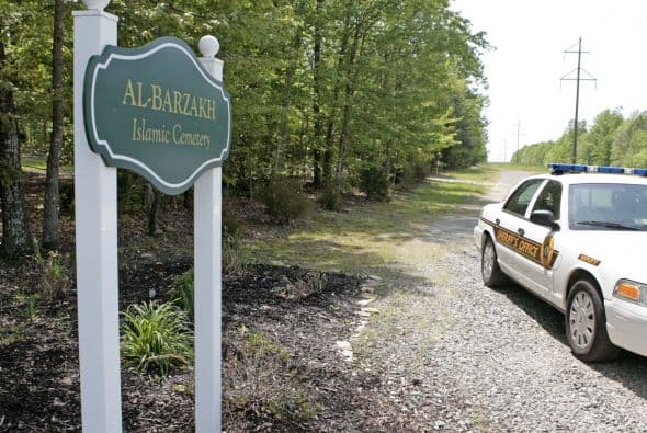 Los restos de Tamerlan Tsarnaev, presunto coautor junto a su hermano Dzhokhar de los atentados de Boston del pasado mes de abril, fueron enterrados en un cementerio musulmán de Virginia, indicó el diario Boston Globe.