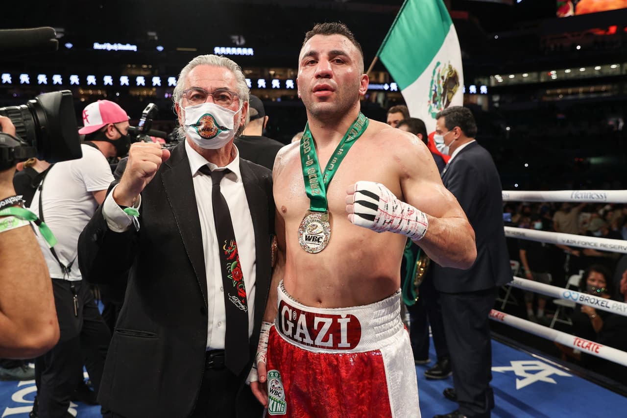 Los primeros episodios, el mexicano castigaba ligeramente a Yildirim. Canelo mandó a la lona al turco en el tercer asalto con un tremendo jab de derecha. Yildirim se levantó, pero ya no salió al cuarto asalto. Fue así como Canelo retuvo los cetros de peso supermediano del CMB y AMB.