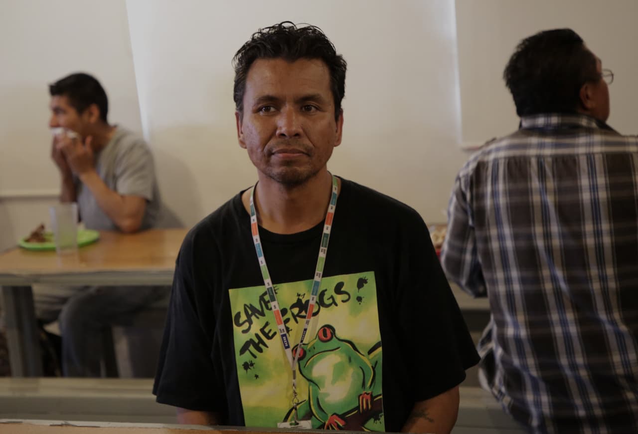 <b>Arturo Munguia, Nogales. </b>Nacido en Tijuana, Arturo Munguia tenía tan solo 9 meses cuando su madre se lo llevó a Bakersfield, California. Allí vivió hasta enero, cuando fue deportado. En Nogales trabaja en un centro de llamadas mientras espera aque se resuelva su caso en las cortes estadounidenses. Como no cree que pueda regresar a Estados Unidos se plantea cómo retomar su vida en este lado de la frontera y, aunque no votará el domingo porque no se inscribió a tiempo, tiene una petición para el próximo presidente: “Ayuda para la gente que no conoce México. Nos tienen que ayudar a conseguir los documentos mexicanos, porque para mí fue un problema”, pide.
<br>