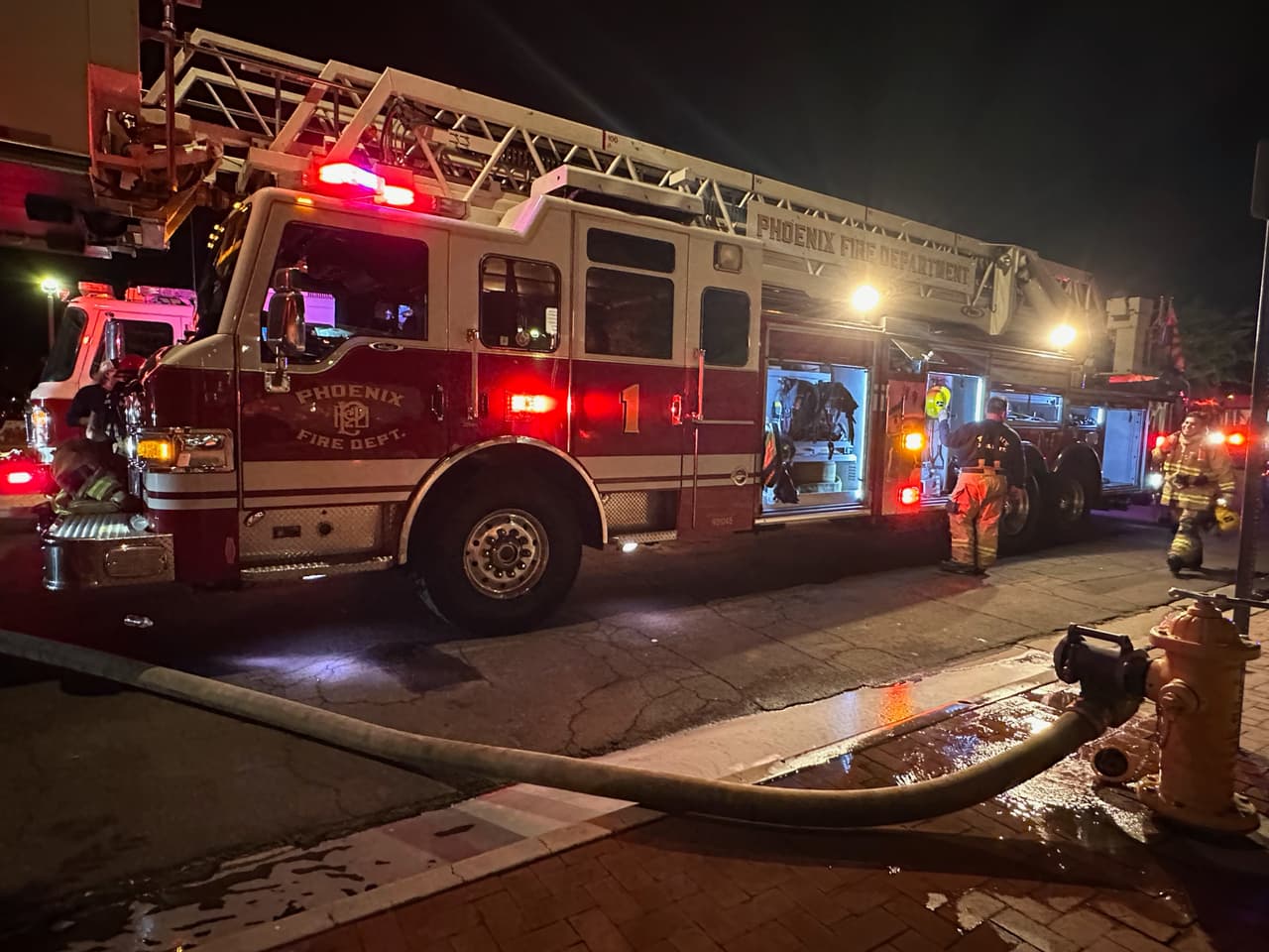 El fuego envolvió toda el ala este de la propiedad y
<b>causó severos daños</b>, pero bomberos lograron contenerlo antes de que se extendiera a toda la propiedad o casas aledañas.