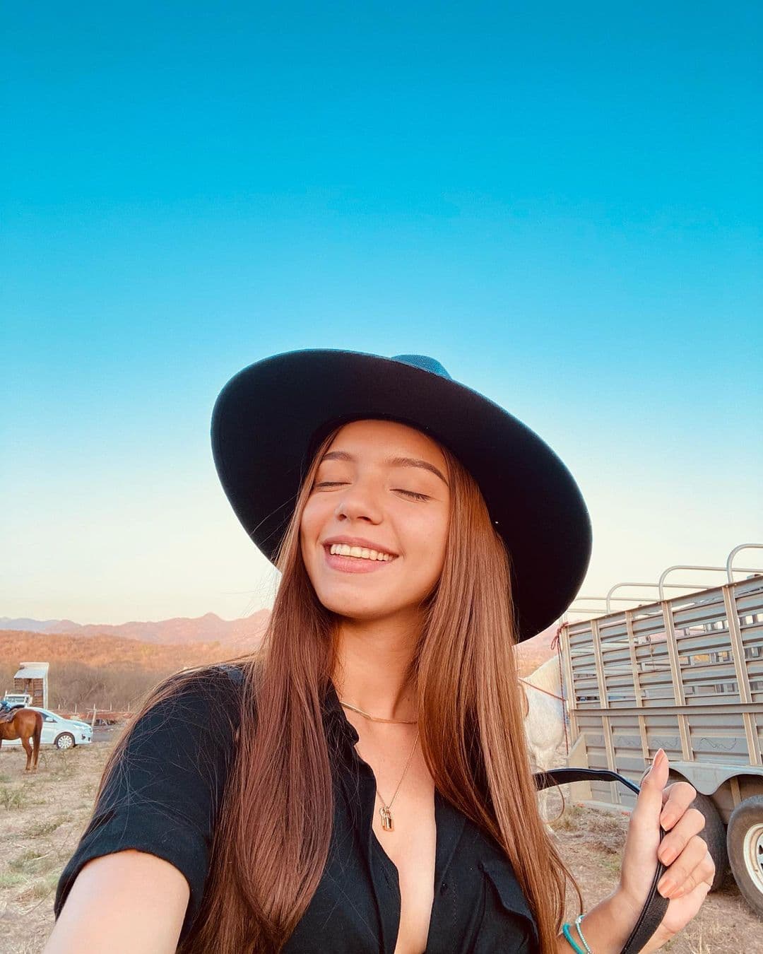 Ese medio indica que al parecer 
<b>los salvavidas "sacaron a tierra firme"</b> el cuerpo de la joven, pero ya no pudieron hacer nada para salvarle la vida. 
<br>