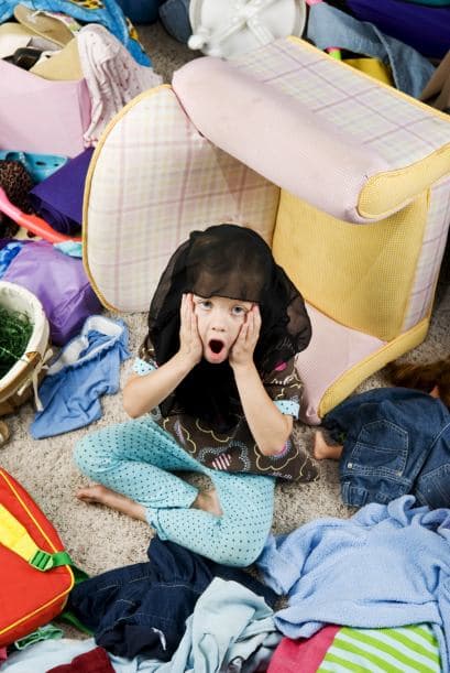 Vuélvelo un juego. Cuando sea viable, convierte la tarea en una competencia. A la hora de ordenar los juguetes, por ejemplo, diles que quien junte y guarde la mayor cantidad de muñecos en un minuto, ¡gana un premio!