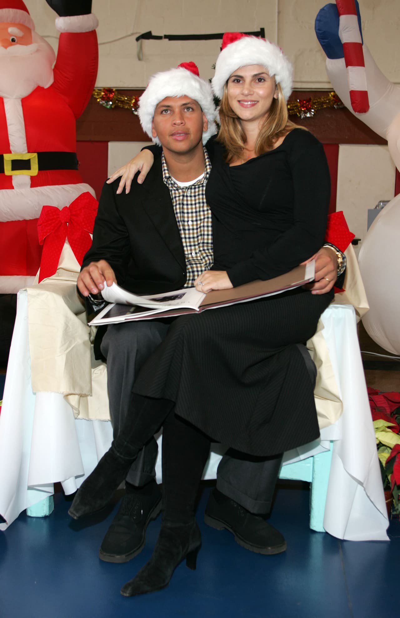 A-Rod se había casado en noviembre de 2002 con Cynthia Scurtis, con quien tuvo dos hijas: Ella y Natasha. Luego de una serie de rumores de infidelidad por parte del expelotero, se divorciaron en 2008.