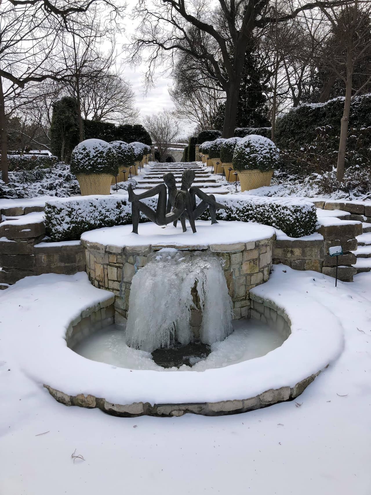 Las estatuas también quedaron cubiertas por varias pulgadas de nieve.
<br>
<br>