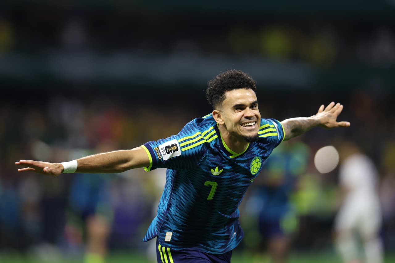 Luis Díaz (7) de Colombia celebra tras marcar el segundo gol de su equipo durante el partido de fútbol del Grupo K de la Copa Mundial entre Uzbekistán y Colombia en la Ciudad de México.