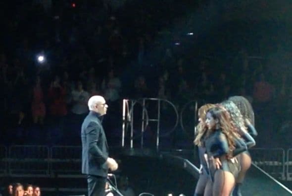 Con el US Airways completamente repleto, Pitbull y Enrique Iglesias hicieron retumbar el centro de Phoenix con un tremendo fiestón que duró más de 3 horas.En el concierto, estaban presentes celebridades como Jessica Cediel del Gordo y La Flaca y William Valdes de Despierta America, entre otros. Durante el show, los fans enloquecieron y corearon los éxitos de ambos artistas. Enrique Iglesias, hasta saltó del escenario para interactuar con su público y tomarse selfies con ellos.