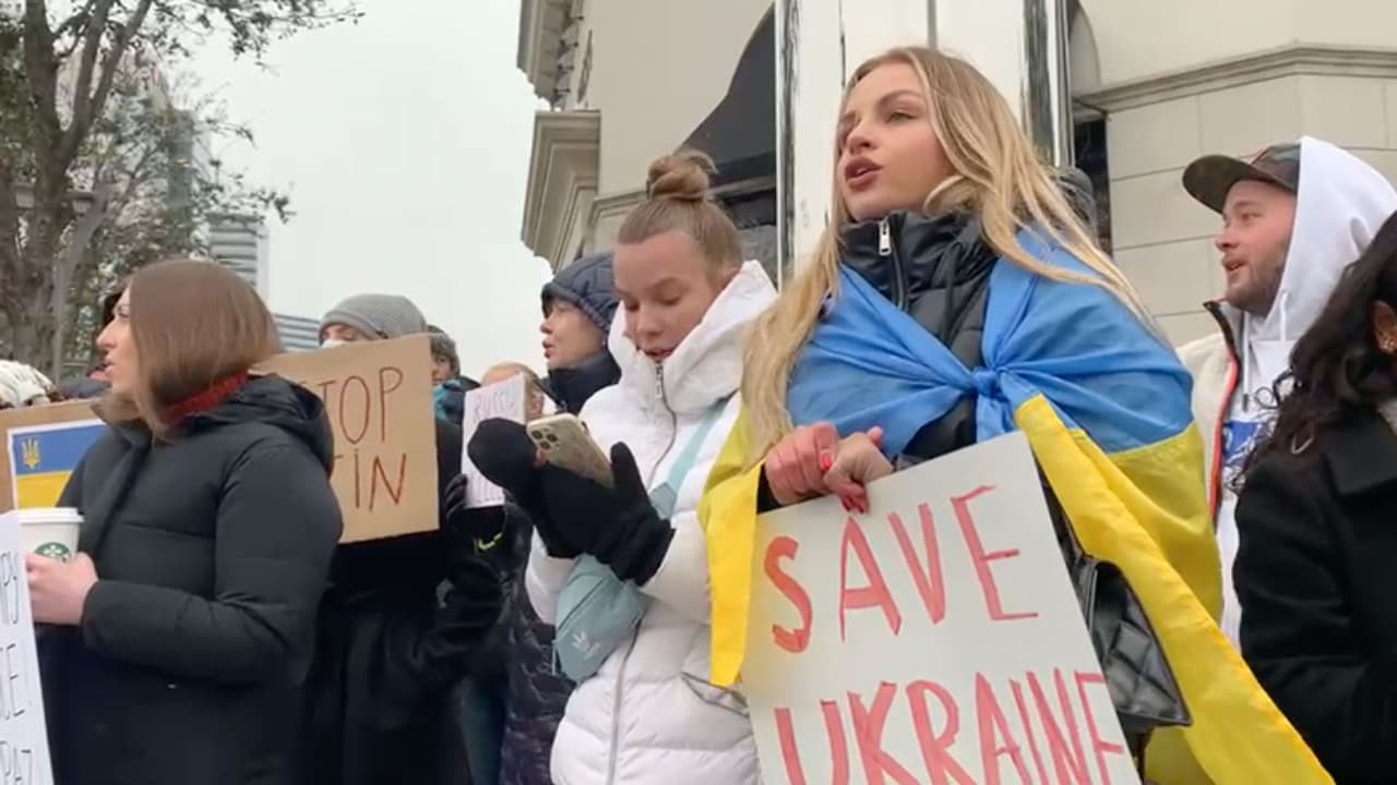 "Salven a Ucrania" o "Genocidio", son algunos de los mensajes de los manifestantes que cada vez son más las personas que se unen.
