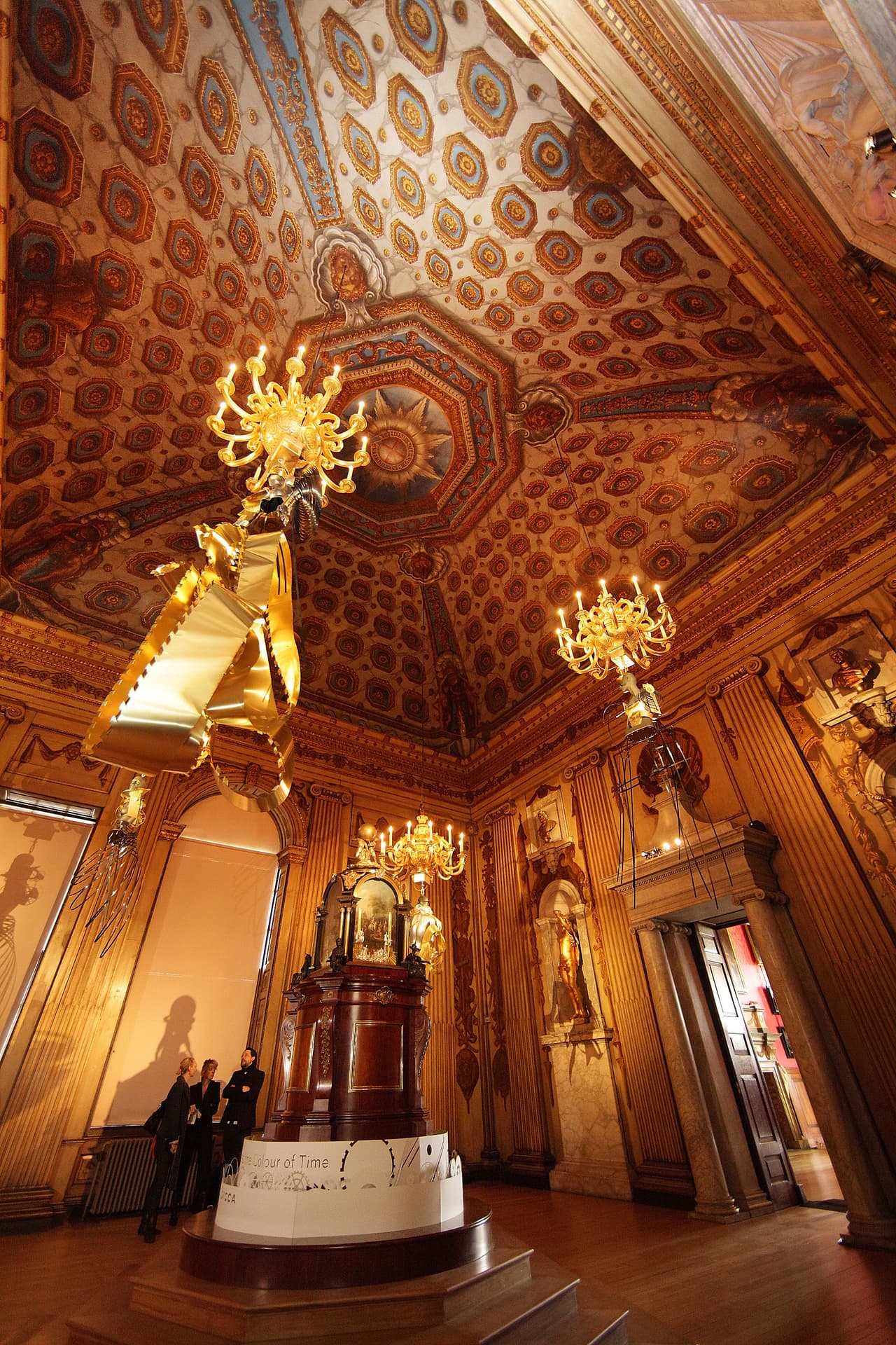 "Me encanta la idea de que Billy sea este tipo de
<b>mensajero enviado de los dioses</b>", comentó Deacon al diario estadounidense, "quería convertir las paredes de la habitación en una impresión, que luego agrandaría para la falda aglobada del señor Porter".
<br>