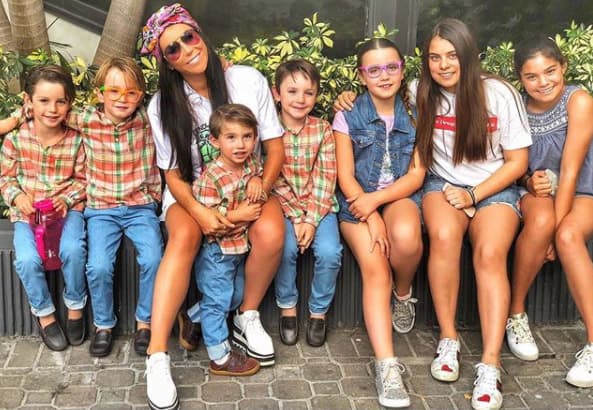 Bosco, quien aparece entre brazos de la conductora en esta foto, tiene 2 años y es el más pequeño de sus hijos.