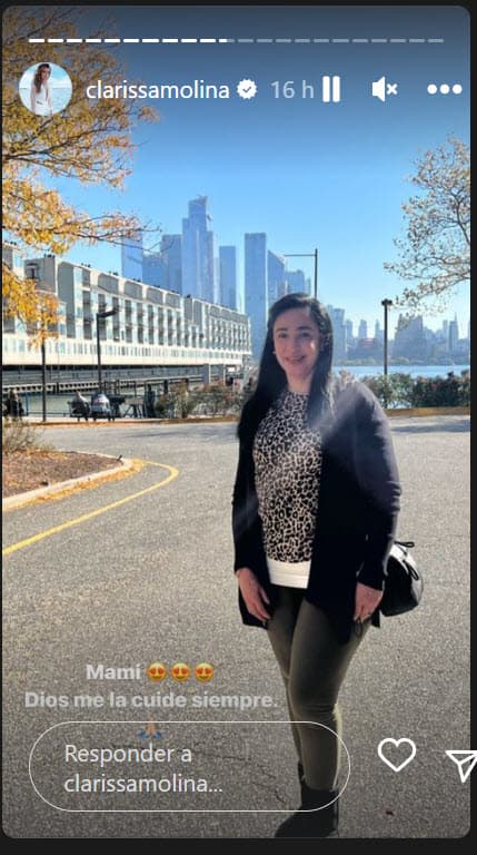 La modelo de 31 años se acompañó de su madre para realizar las primeras pruebas y ajustes que se le realizarán al atuendo que portará el día en que se case con su prometido. 
<br>