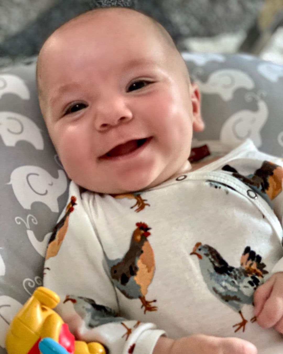 Vaya que nos hacen falta las sonrisas. 'Baby Diego' nos regala la inocencia y ternura de la suya, para alegría de nosotros y de la bella Andrea Chediak, la orgullosa madre de este guapo.