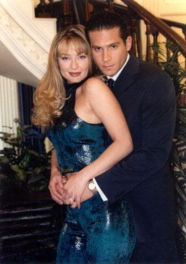 No podríamos dejar fuera a Joana Benedek, quien comenzó su carrera de villana en telenovelas como 'Rubí rebelde' (1989), 'Cruz de nadie' (1994) y 'Ángela' (1998). Aunque uno de sus papeles más recordados lo interpretó en 'Amigas y rivales' (2001), donde sedujo a Eric del Castillo y Arath de la Torre, padre e hijo dentro de la historia.