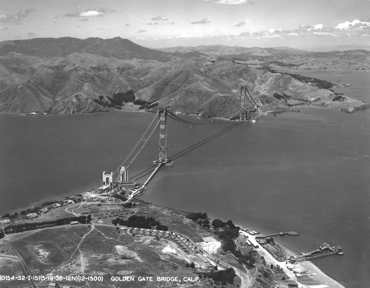 <b>Maravilla arquitectónica.</b> Toma aérea del estrecho Golden Gate, desde el sur hacia el norte en 1936. En esa fecha, las dos torres ya estaban listas, pero el puente aún seguía en construcción.