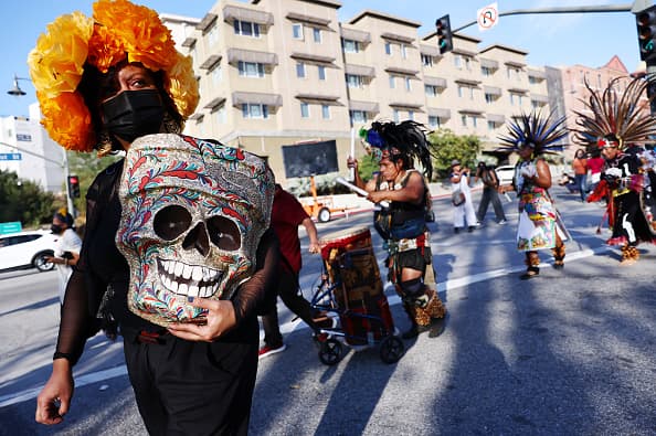 La tradicional fiesta en el Este de Los Ángeles se replica en otras comunidades de Los Ángeles. Los eventos, probablemente serán distintos, pero el sentimiento que los crea es un acto de amor y respeto que seguirá pasando de generación en generación.