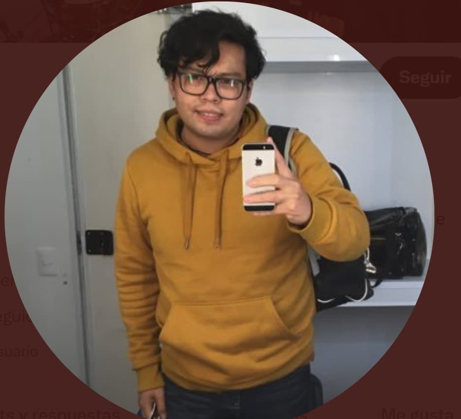 En su Instagram se presenta a sí mismo como músico, productor y actor mexicano. Es baterista de la banda Sirio Futura, un proyecto mexicano de Electro Rock. Además, en Twitter expresa constantemente su afición por el equipo de fútbol Cruz Azul.
<br>