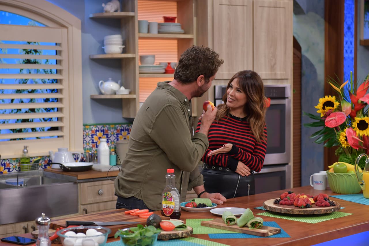 Instantes antes de despedirse, Karla agradeció a Gerard Butler or esta mañana llena de diversión en Despierta América.