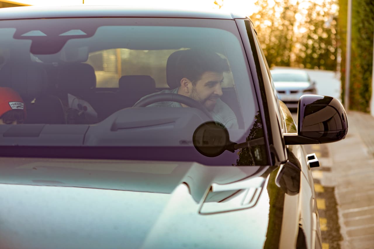 Antes de que sus hijos salieran, Gerad se mostró paciente ante la espera.