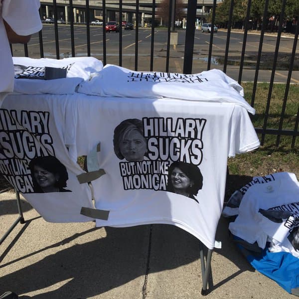 Esta camiseta juega con el doble sentido del verbo en inglés 'sucks' que significa literalmente chupar, pero que se usa para hablar de algo despectivo de forma grosera. Esta prenda reduce a Hillary Clinton y con ella a las mujeres a su dimensión sexual y vuelve a cuestionar su desempeño como mujer al enfrentarla con Mónica Lewinsky. Getty Images