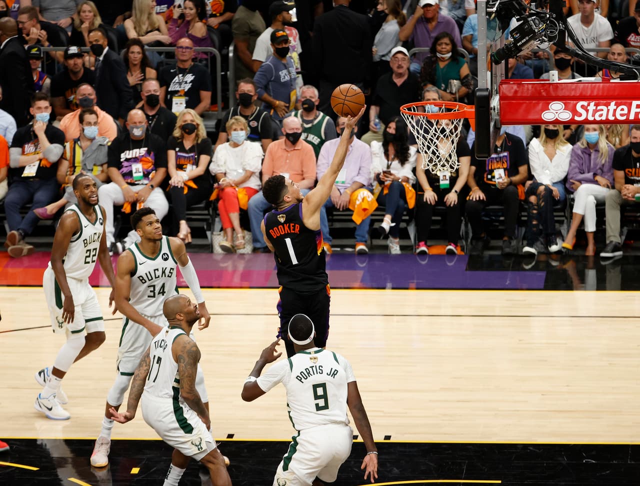Los Bucks toman ventaja de 3-2 en las Finales ante los Suns.