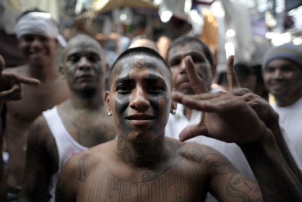 Colindres es mediador del armisticio entre las maras o pandillas Salvatrucha (MS) y la 18 (M18), junto a Raúl Mijango, exdiputado del gobernante Frente Farabundo Martí para la Liberación Nacional (FMLN) y redactor de la propuesta para implementar los "municipios santuarios".