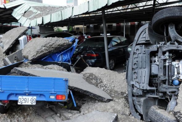 Una motocicleta y otros escombros quedaron diseminados en medio de la calle.