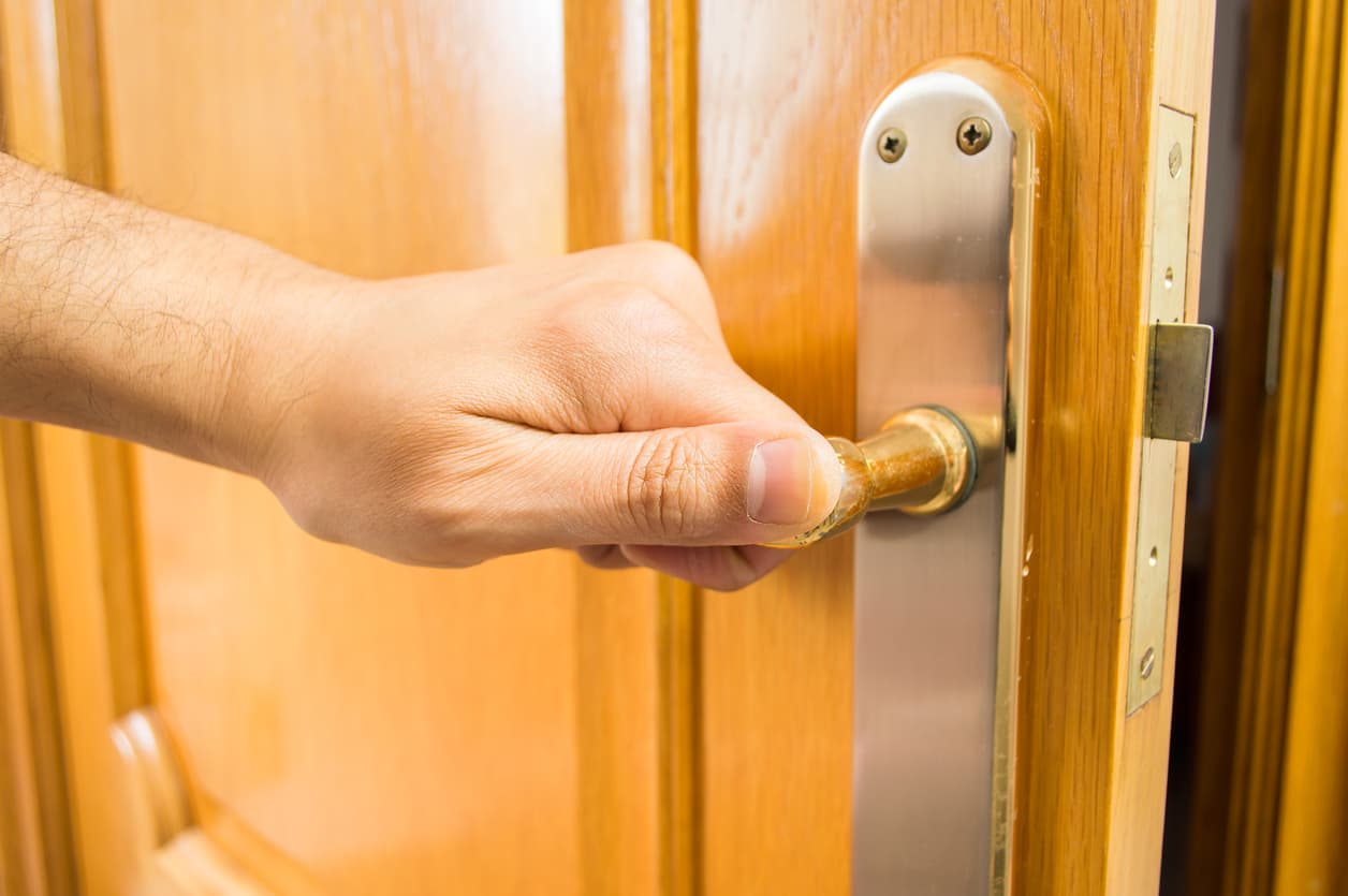 Los códigos Civil y de Seguridad de California establecen ciertas situaciones en las que un propietario puede entrar a la vivienda de un inquilino. Negarle la entrada al arrendador por una de esas causas también puede ser motivo de un desalojo bajo la premisa de "causa justa".