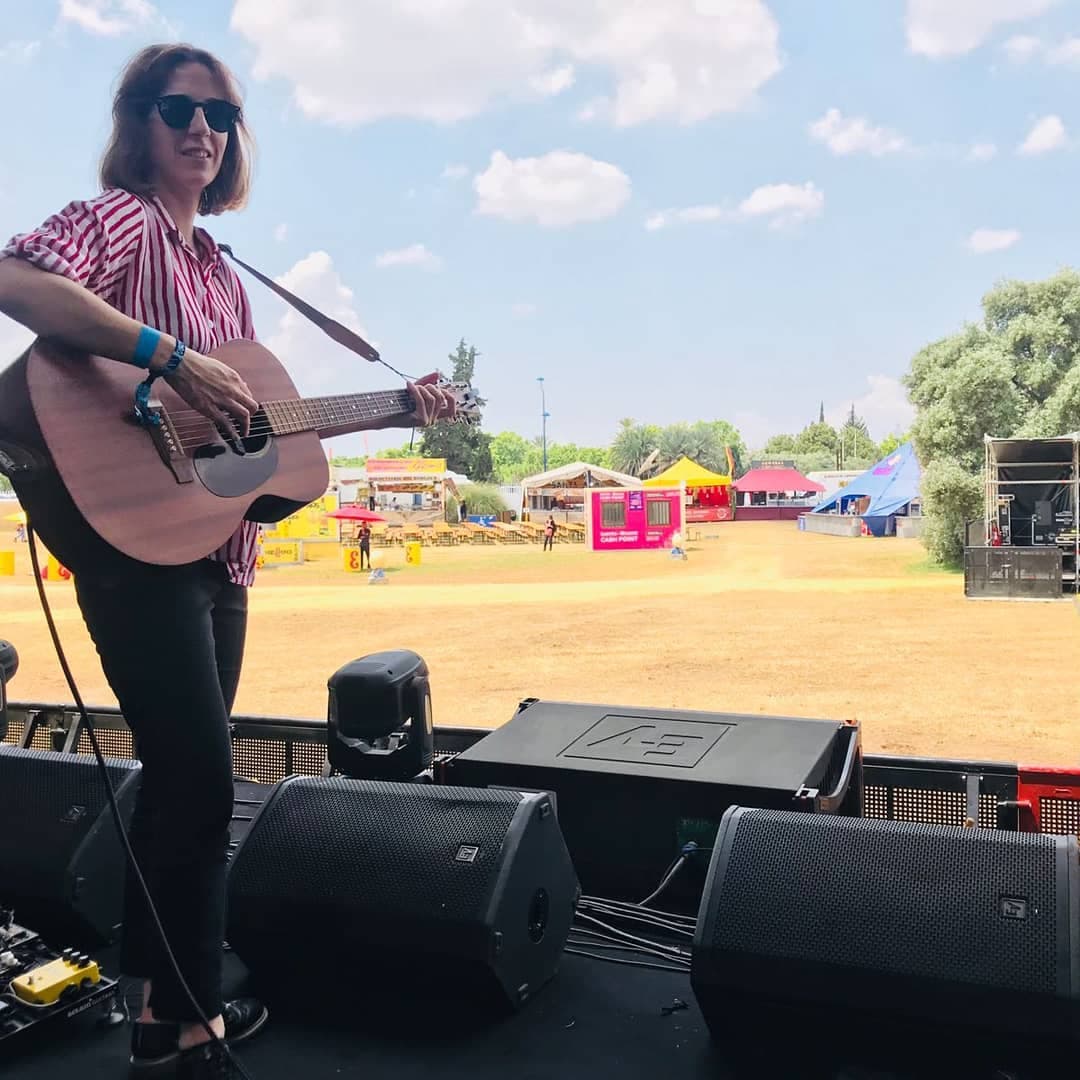 La española Izi, una de las nominadas al Latin GRAMMY, figura en la lista de artistas que actuarán en la ceremonia en honor al grupo Maná.