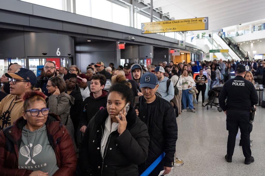 Cómo sería el 
<b><a href="https://www.univision.com/noticias/agentes-de-la-tsa-trabajan-sin-recibir-pagos-y-sus-deudas-incrementan-por-el-cierre-de-gobierno-entrevista-exclusiva-video" target="_blank">despliegue de los agentes ICE en los aeropuertos de Estados Unidos</a></b> era un asunto con el que, según Homan, se trabajaba el mismo domingo, para implementarlo lunes.