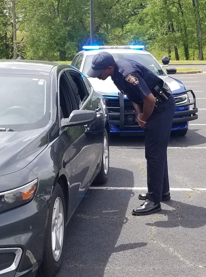 Presta atención a la carretera y evita distracciones.