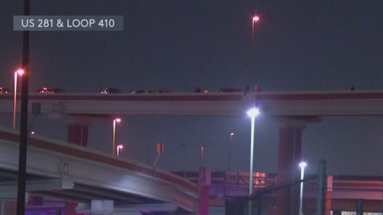 Rescatistas salvan a una mujer que subió a un puente en San Antonio