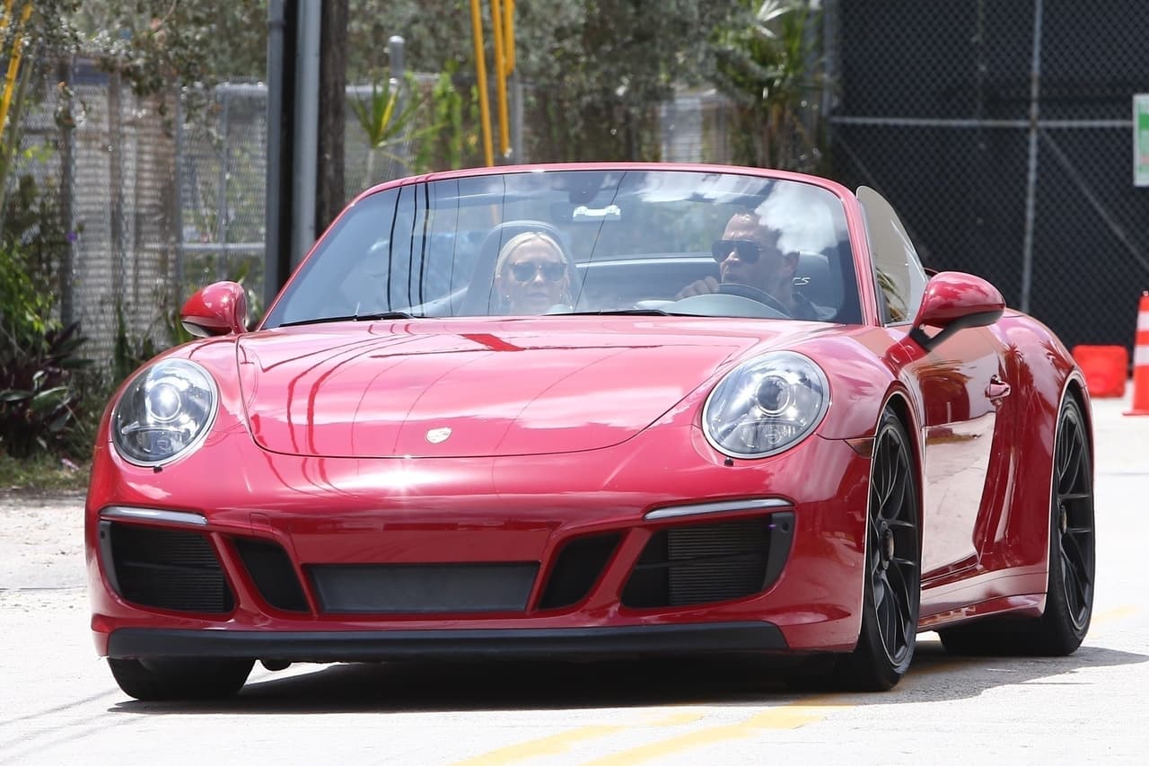Rodríguez y Padgett fueron captados llegando a un gimnasio a bordo del costoso automóvil rojo.
<br>