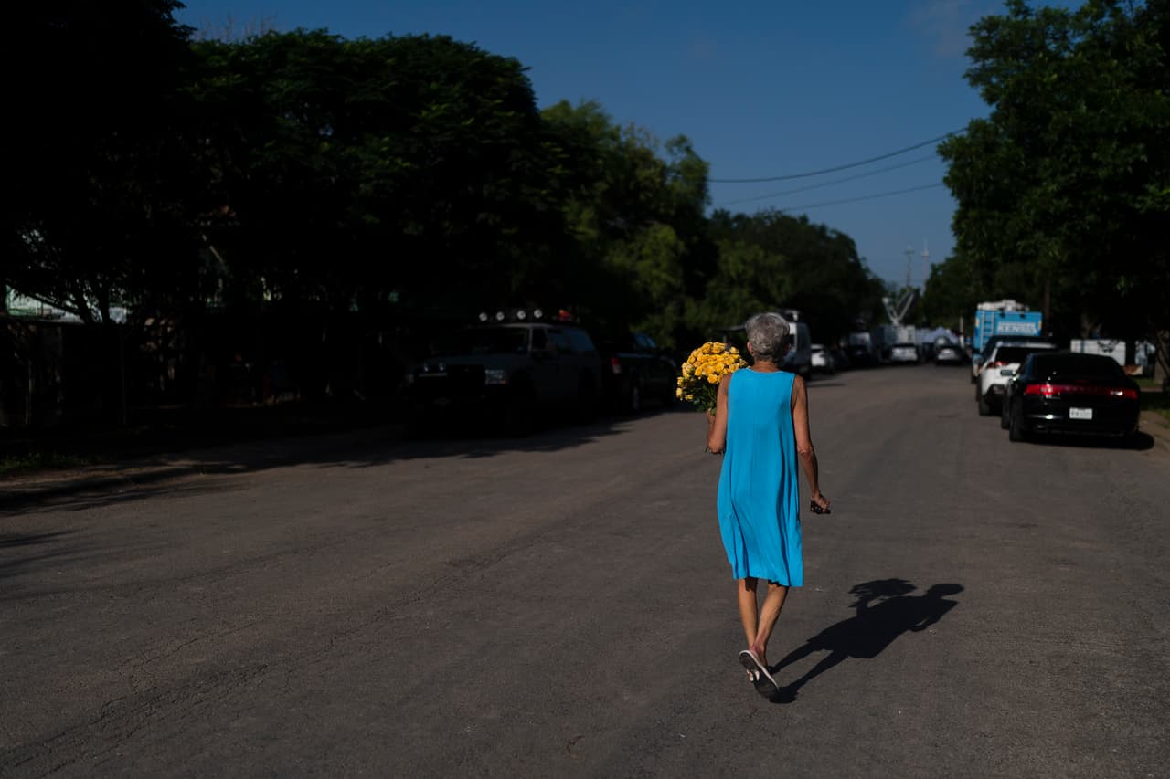 Una mujer camina en las afueras de la Escuela Primaria Robb. En las redes sociales, 
<a href="https://www.univision.com/noticias/estados-unidos/ultima-hora-uvalde-atacante-amenazaba-violar-mujeres-chats-yubo" target="_blank">familiares publicaron</a> fotos de niños sonrientes pidiendo información en medio de la confusión tras el ataque.